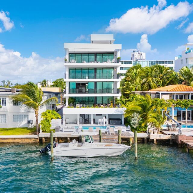 𝐏𝐞𝐧𝐭𝐡𝐨𝐮𝐬𝐞 𝐆𝐞𝐦 𝐢𝐧 𝐌𝐢𝐚𝐦𝐢 𝐁𝐞𝐚𝐜𝐡
1930 Bay Drive Unit PH4

This opulent penthouse offers an unparalleled waterfront lifestyle, boasting a private boat dock and awe-inspiring panoramic views of the bay. A flow-through design seamlessly integrates the open kitchen & expansive living area, creating an inviting space for entertaining. The massive balcony provides a captivating backdrop for unwinding in the serenity of the waterfront. Ascend to the exclusive rooftop, where indulgence knows no bounds. Immerse yourself in the breathtaking vistas, complete with a luxurious hot tub & outdoor kitchen, offering the perfect setting for al fresco dining while taking in the mesmerizing views. This penthouse residence epitomizes exclusivity & refinement, offering luxury in a boutique setting. A rare gem that redefines the meaning of waterfront living.

📍 Miami Beach, FL
💰 $5,300,000
🏠 3 Bedrooms • 3.5 Bathrooms 
📐 2,551 Square Feet

@kristysellsmiami | @thecarrollgroup | @compassfl