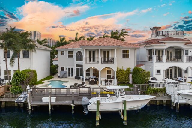𝟏𝟏𝟑𝟎 𝐇𝐚𝐭𝐭𝐞𝐫𝐚𝐬 𝐋𝐚𝐧𝐞

Experience luxury living in this stunning waterfront home in Harbor Pointe, the newest section in Harbor Islands. Over 4,900 square feet of opulent living space, 6 spacious bedrooms with additional den/office, and 5.5 lavish bathrooms. Culinary enthusiasts will love the new Thermador appliances, including a double oven, induction cooktop, and Sub-Zero refrigerator, freezer and wine cooler. The 3 car Garage is equipped with a Tesla electric car charger. Enjoy a private oasis with a heated pool and boat dock w lift. Amenities include a gym, tennis, pickle ball, basketball courts, clubhouse, pools, security, parks and marina. This tranquil cul-de-sac is perfect for young families and situated in an exclusive gated community with 24 hr security. Great opportunity to own an exquisite waterfront home!

📍 Hollywood, FL
💰 $3,800,000
🏠 6 Bedrooms • 5.5 Bathrooms 
📐 4,946 Square Feet
🌊 65 Water Frontage 

@chadcarroll | @bretteaglstein | @thecarrollgroup | @compassfl